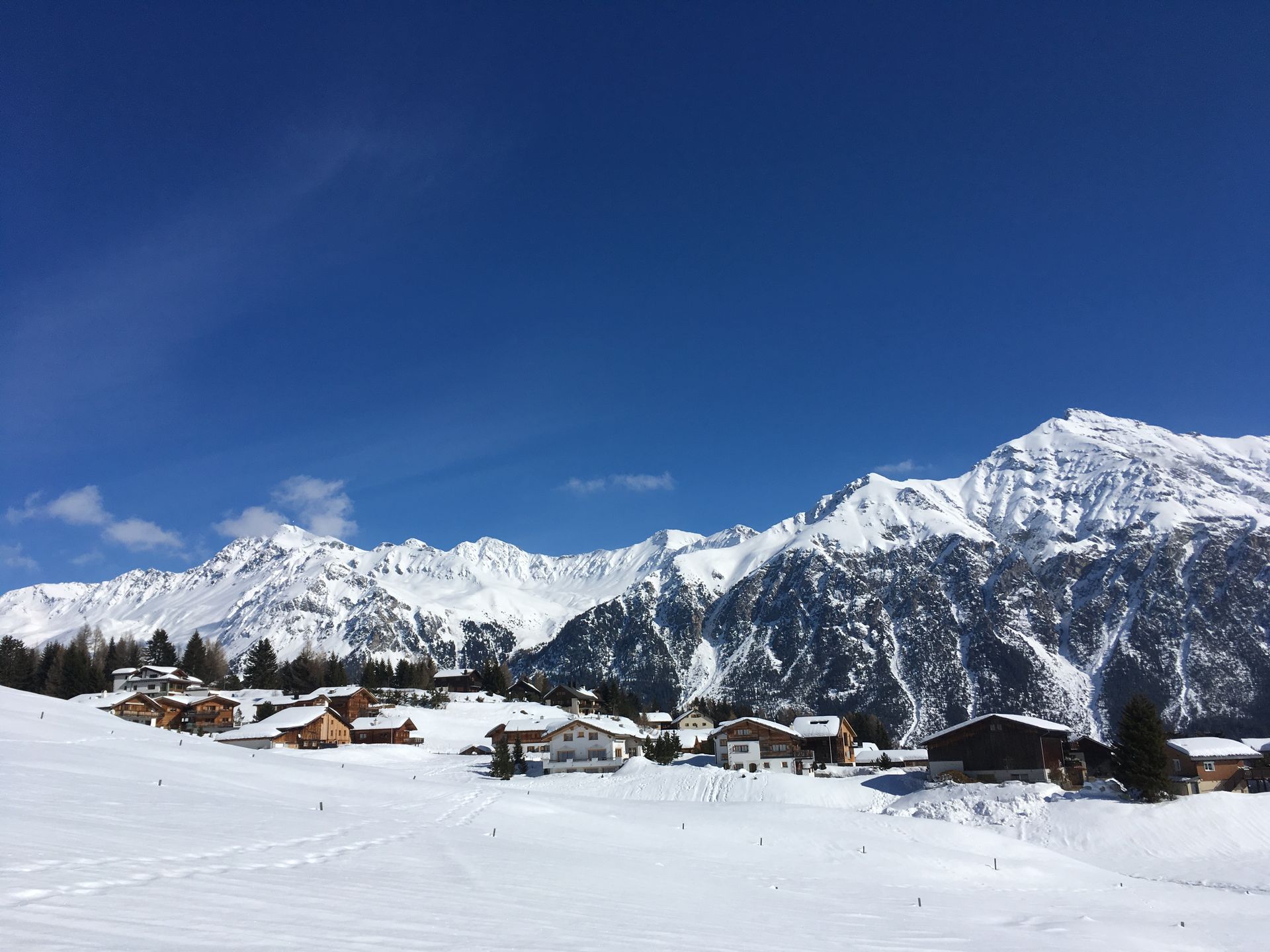 Eine Person hält einen Karabinerhaken an einem Seil.