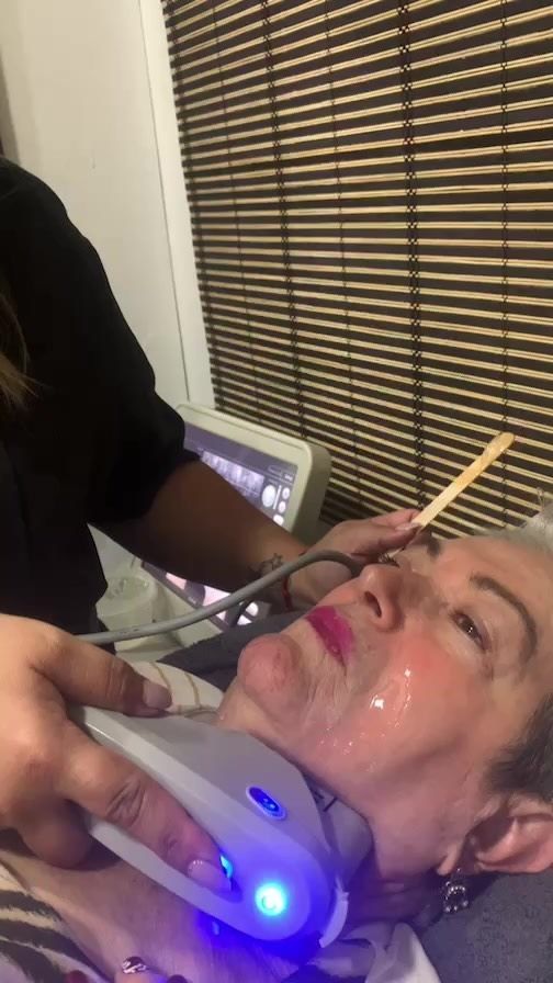 Una mujer está recibiendo un tratamiento facial en un salón de belleza.