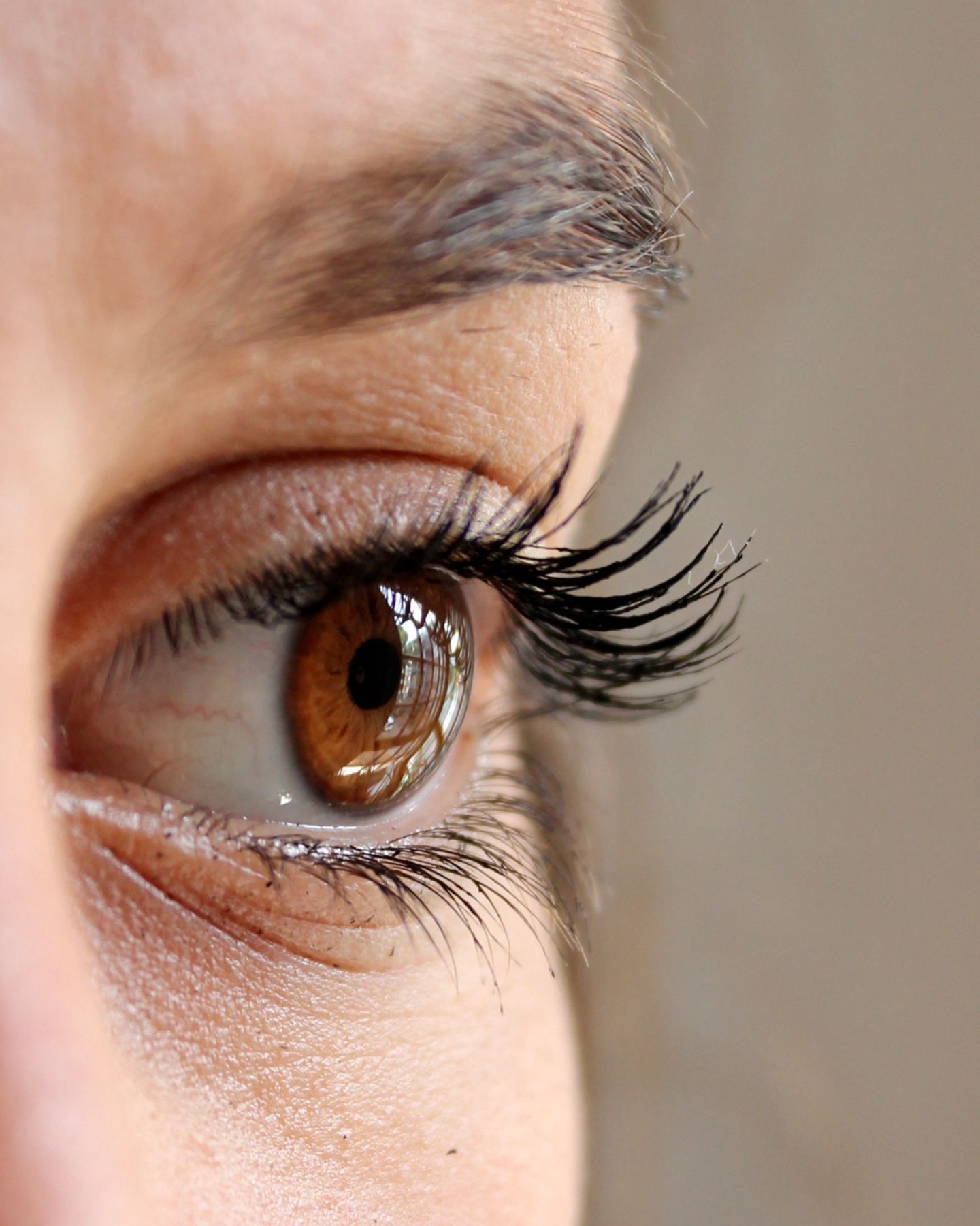 Un primer plano del ojo de una mujer con pestañas largas.