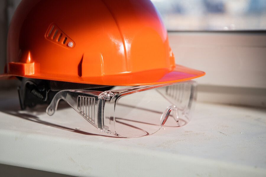 Un casco y gafas de seguridad están colocados en el alféizar de una ventana.