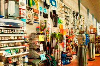 El interior de una ferretería llena de muchas herramientas.