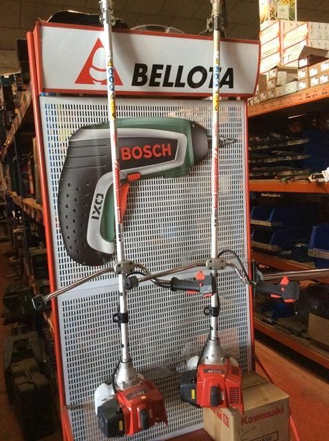 Una exhibición de herramientas bellota en un almacén.