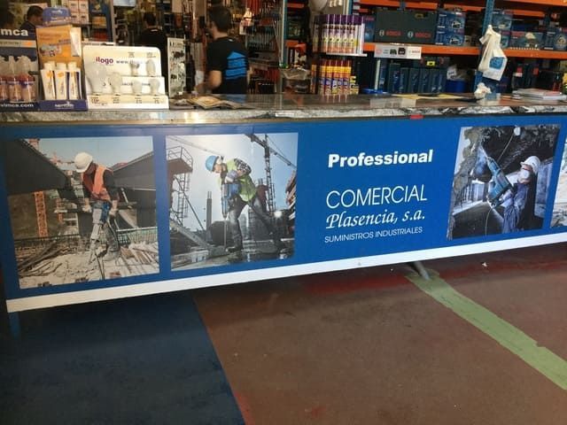 Un mostrador en una tienda que dice comercial profesional