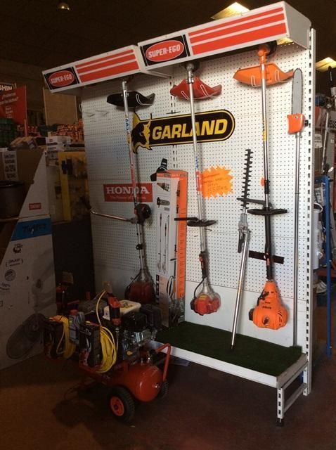 Una exhibición de herramientas para guirnaldas en una tienda.