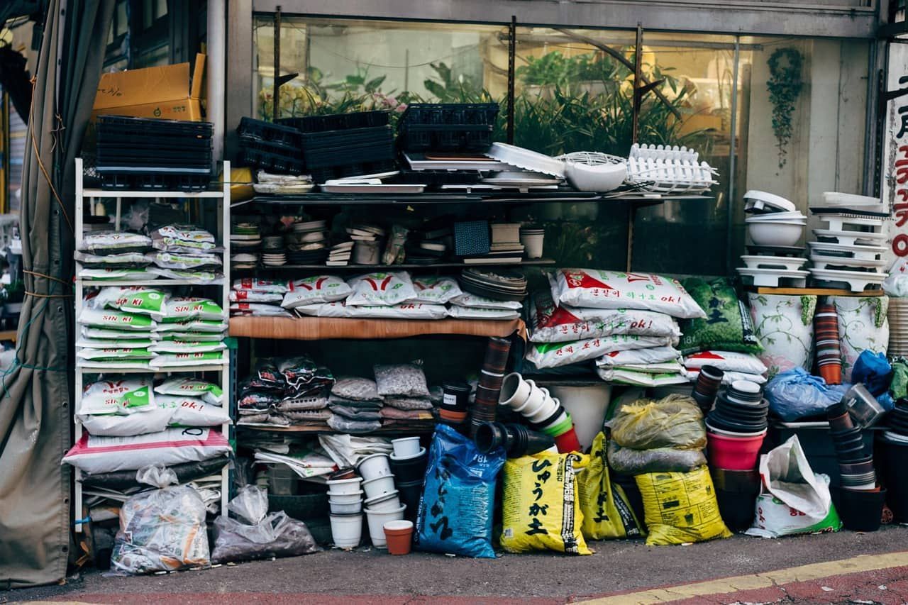 Una tienda llena de ollas y bolsas de tierra.