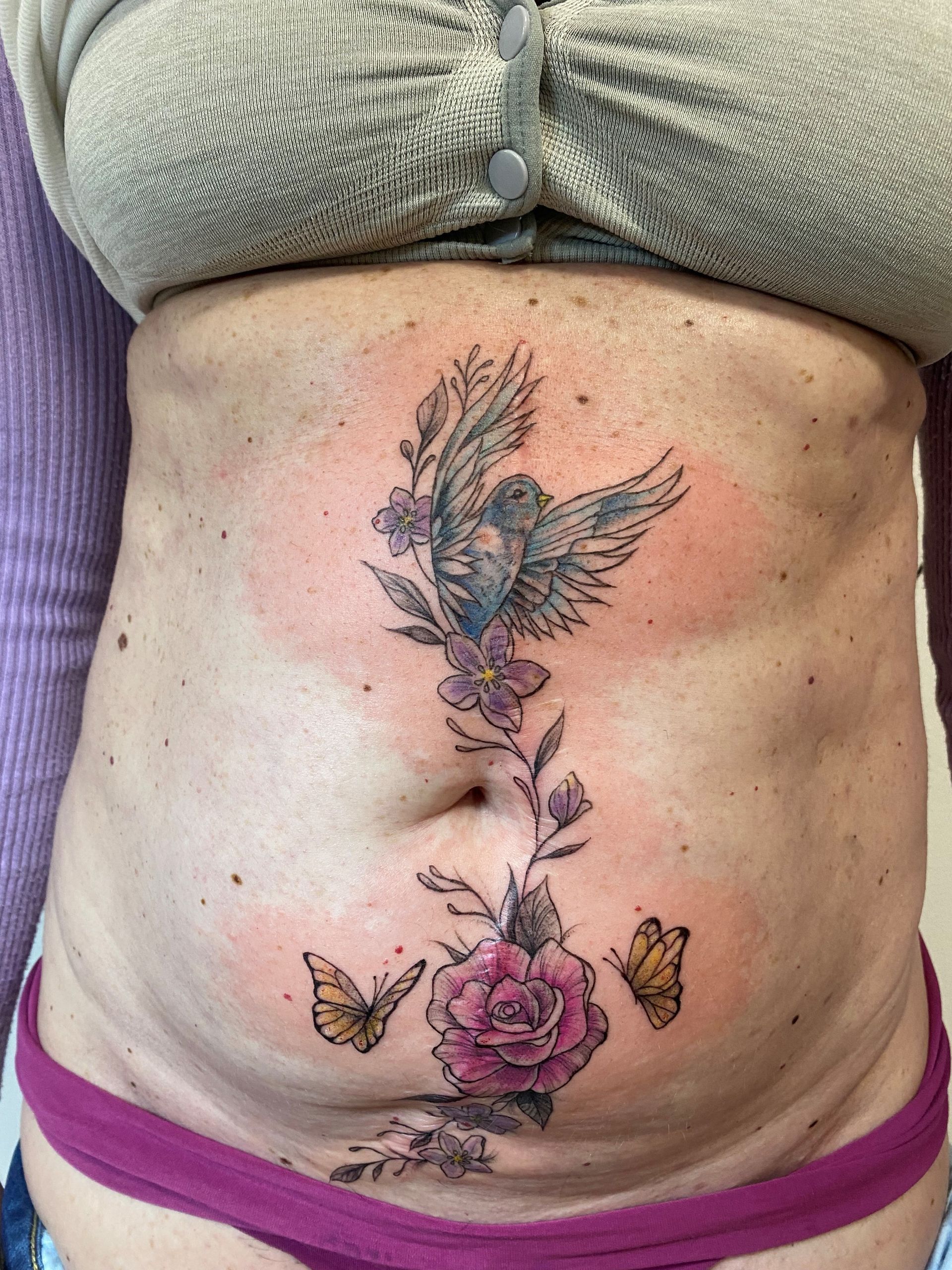 Tatuaggio uccellino sopra una cicatrice