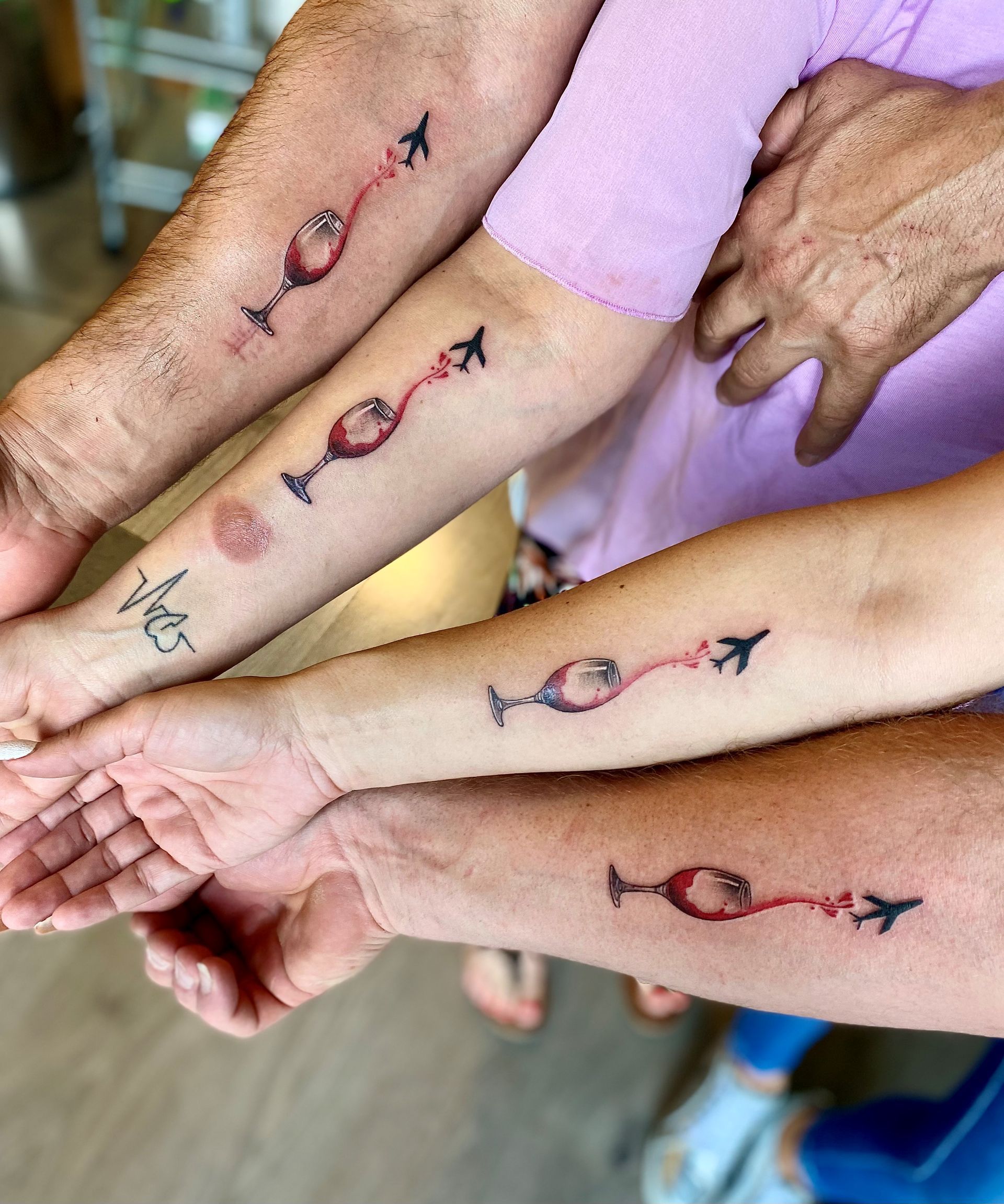 Tatuaggio di Giulia Raccagni Bicchiere di vino e aeroplano