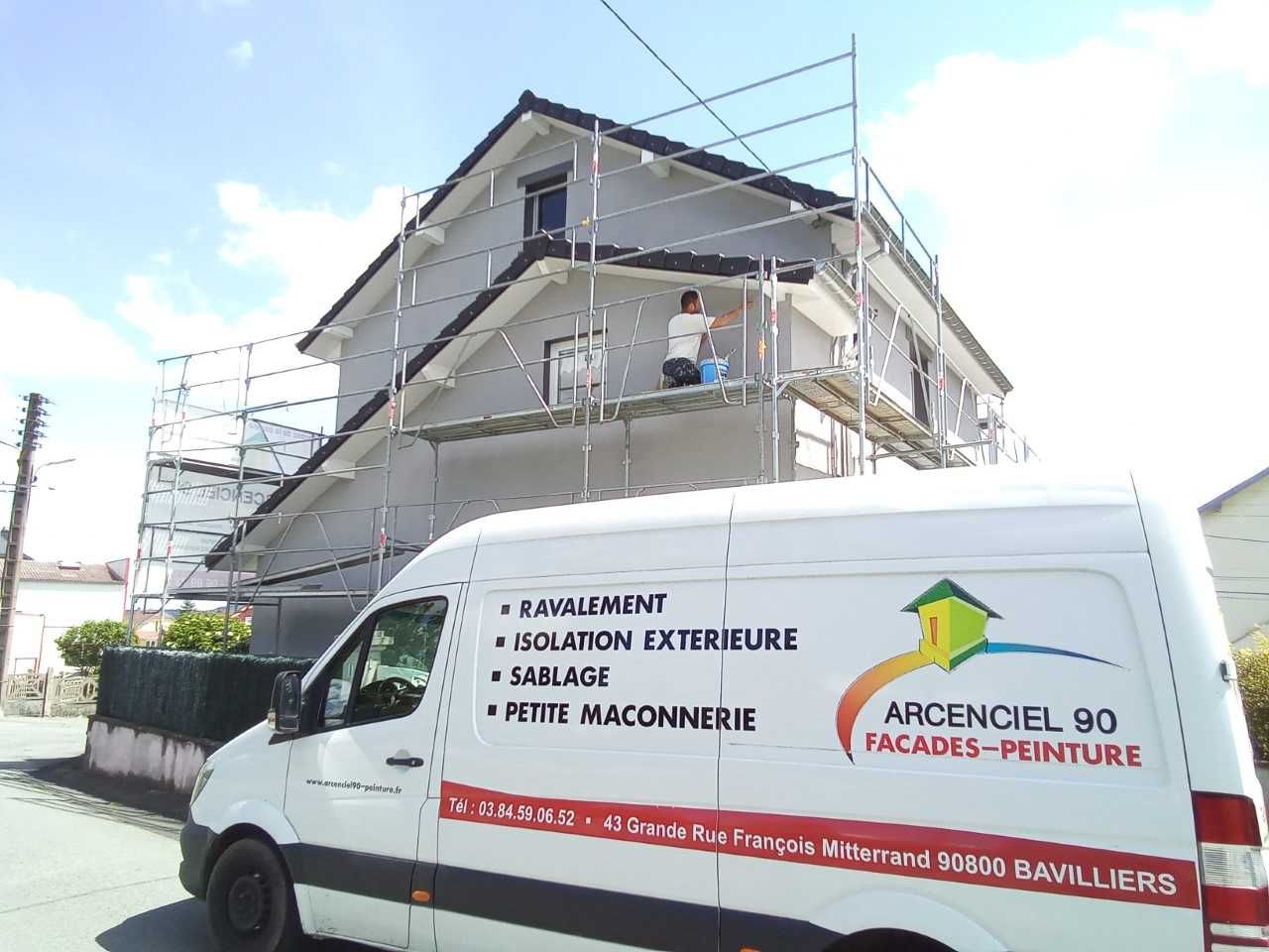 Camion arcenciel 90 devant maison en travaux