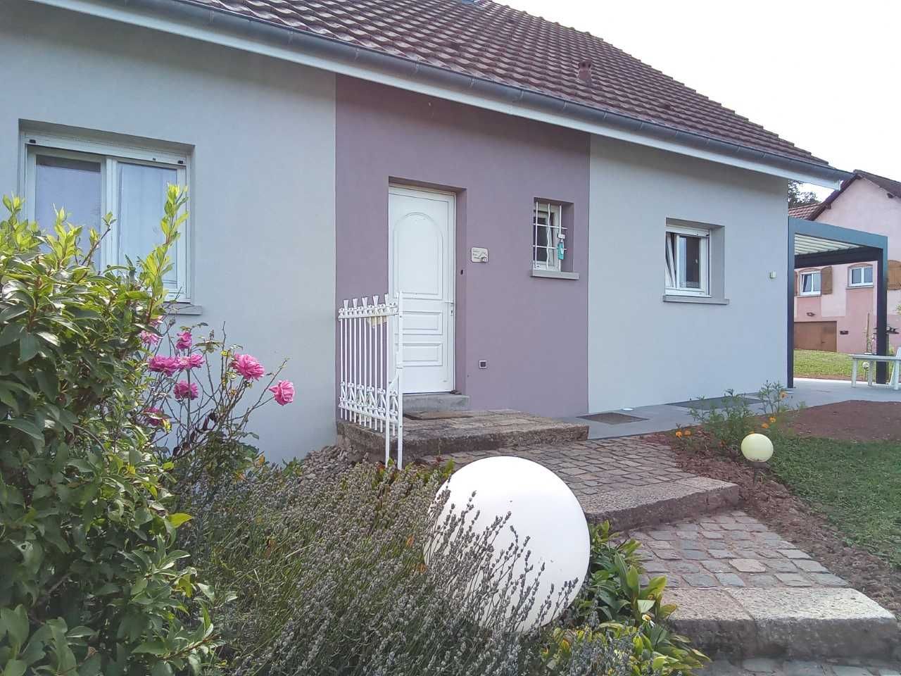 Façade de maison violet et bleu