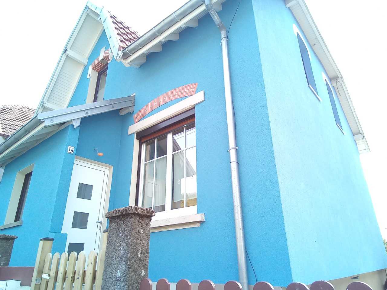 Maison bleue avec gouttière blance