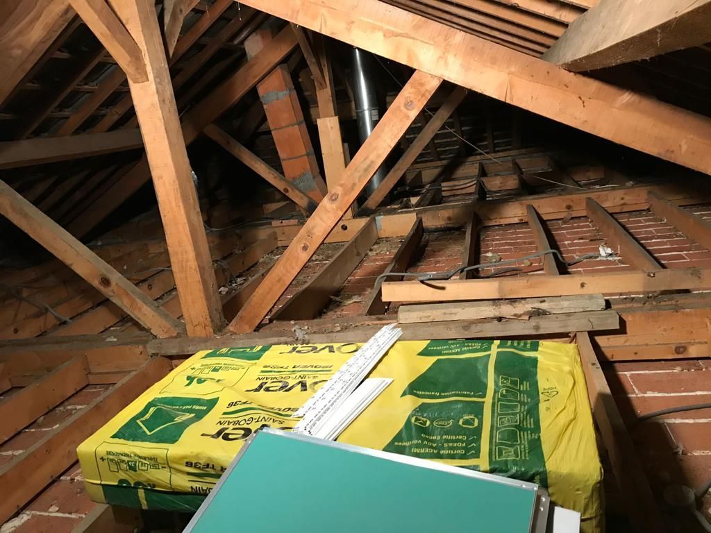 Panneau de laine de roche dans grenier