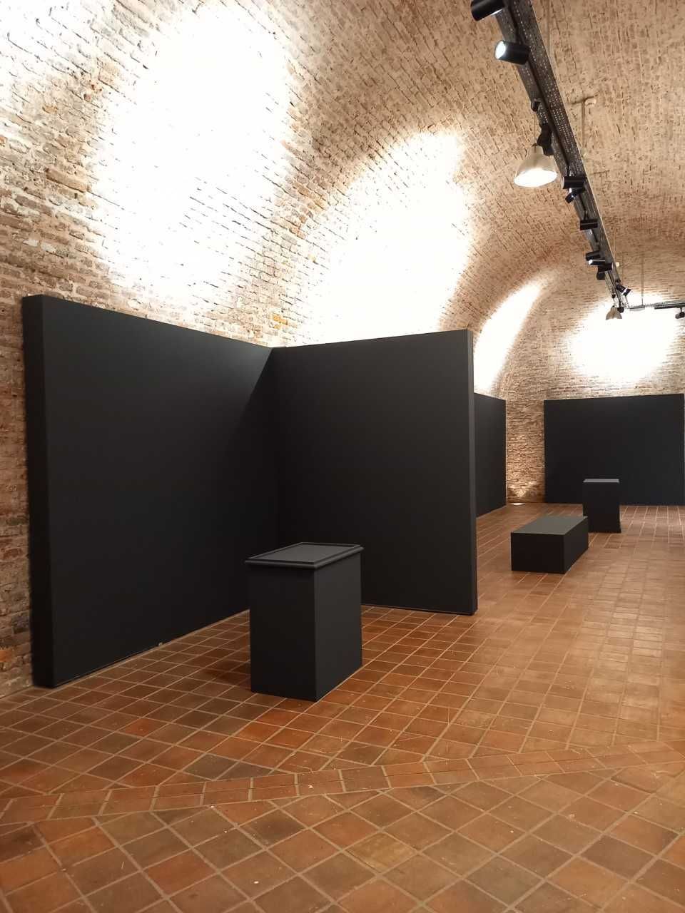 Intérieur d'un musée vide en brique avec murets gris anthracites