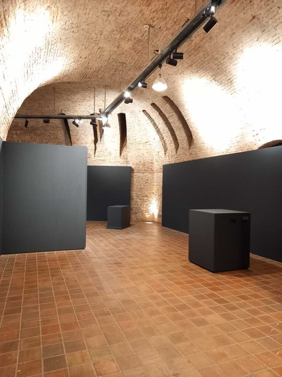 Musée vide avec murs noirs