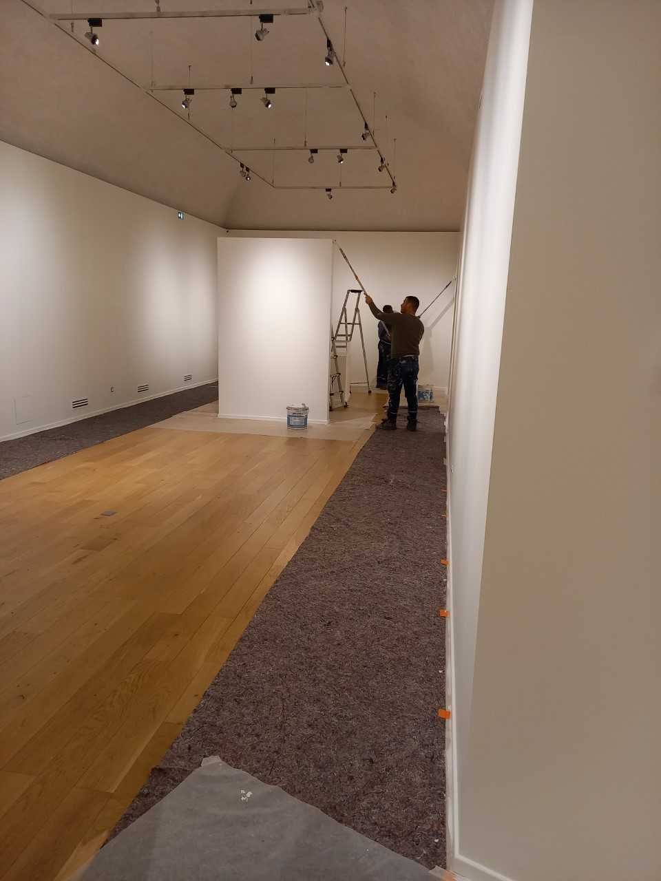 Peintre en train de peindre muret 3/4