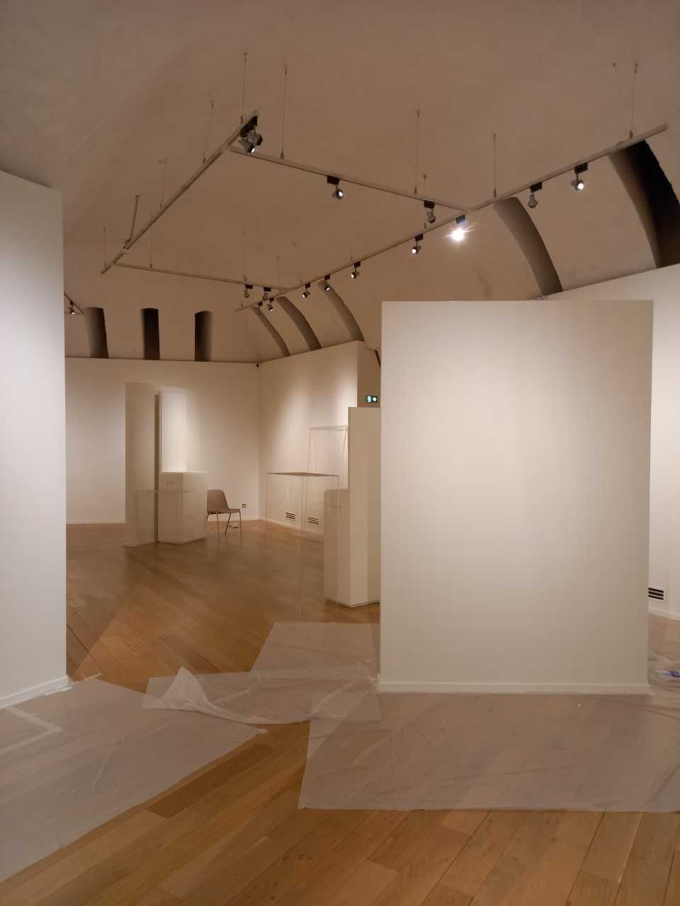 Musée avec murs blancs