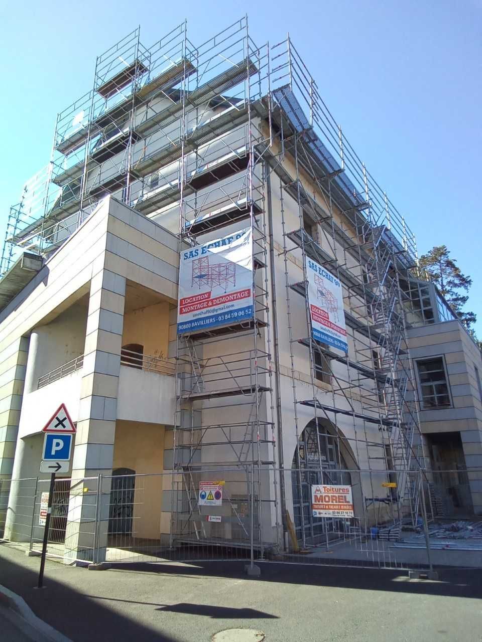 Échafaudage  avec escalier devant immeuble