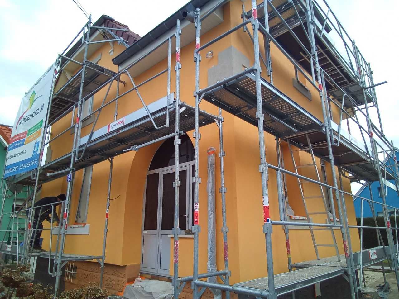 échafaudage devant maison orange