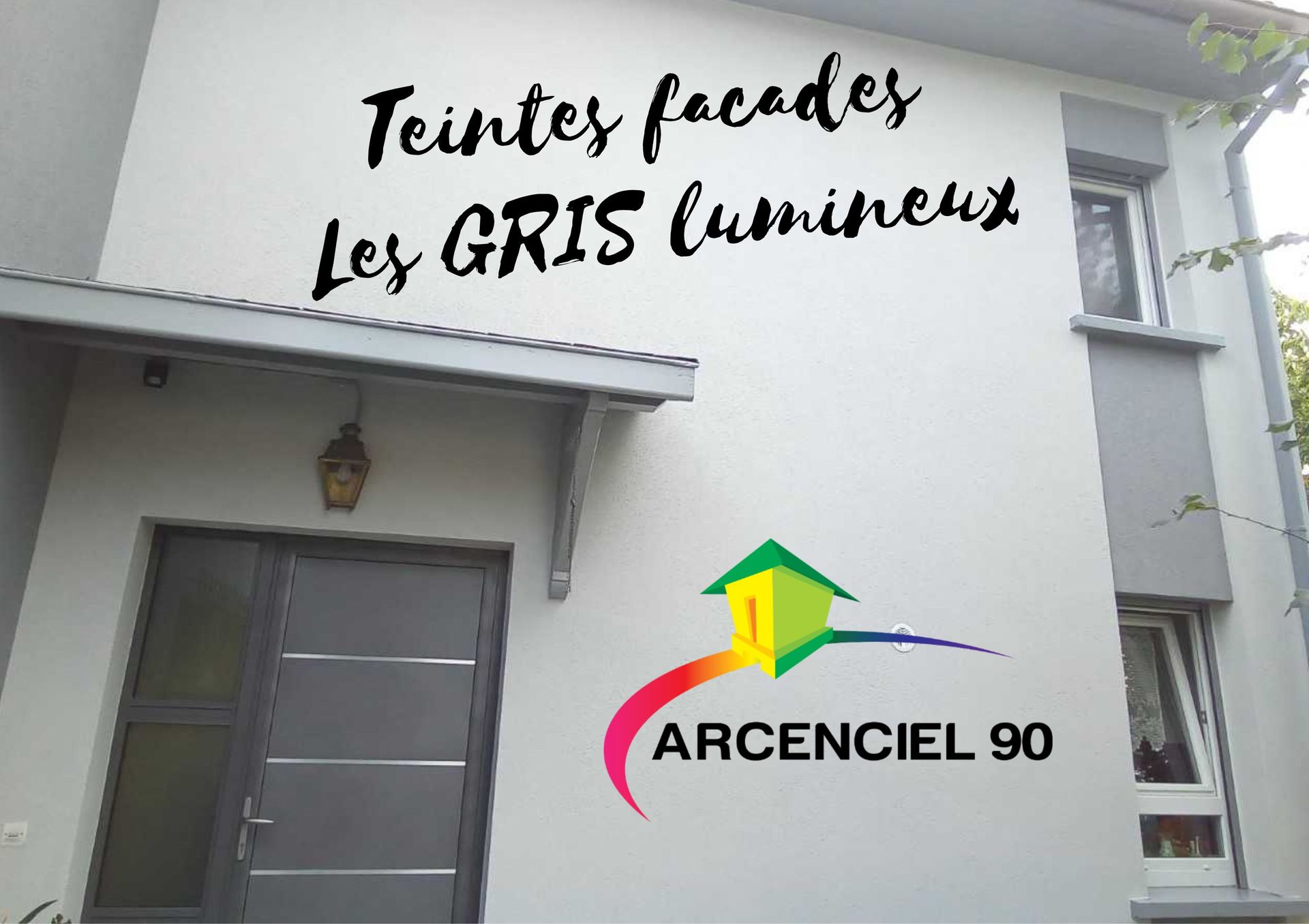 Porte d'entrée avec devanture et peinture grise sur les murs