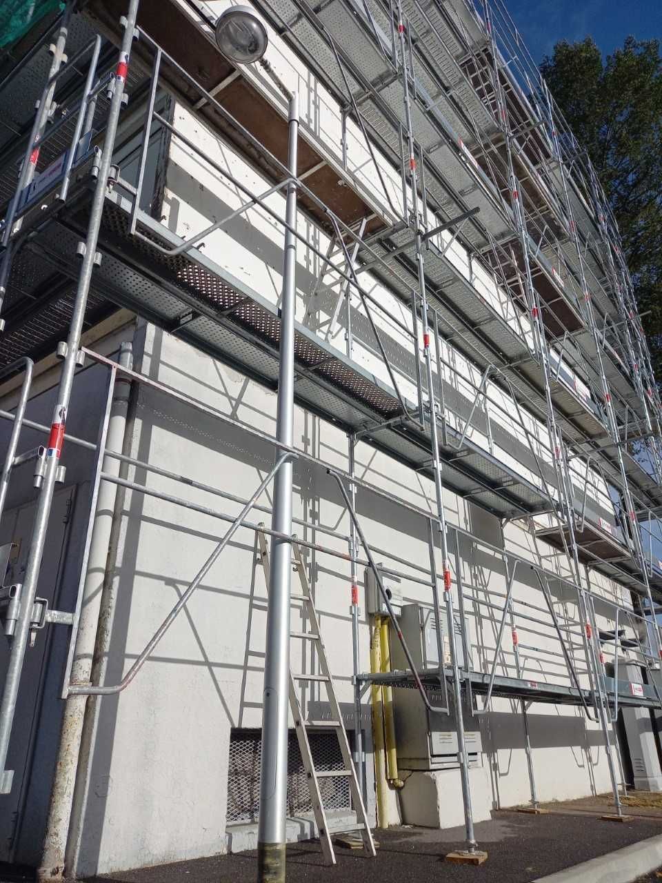 échafaudage devant immeuble