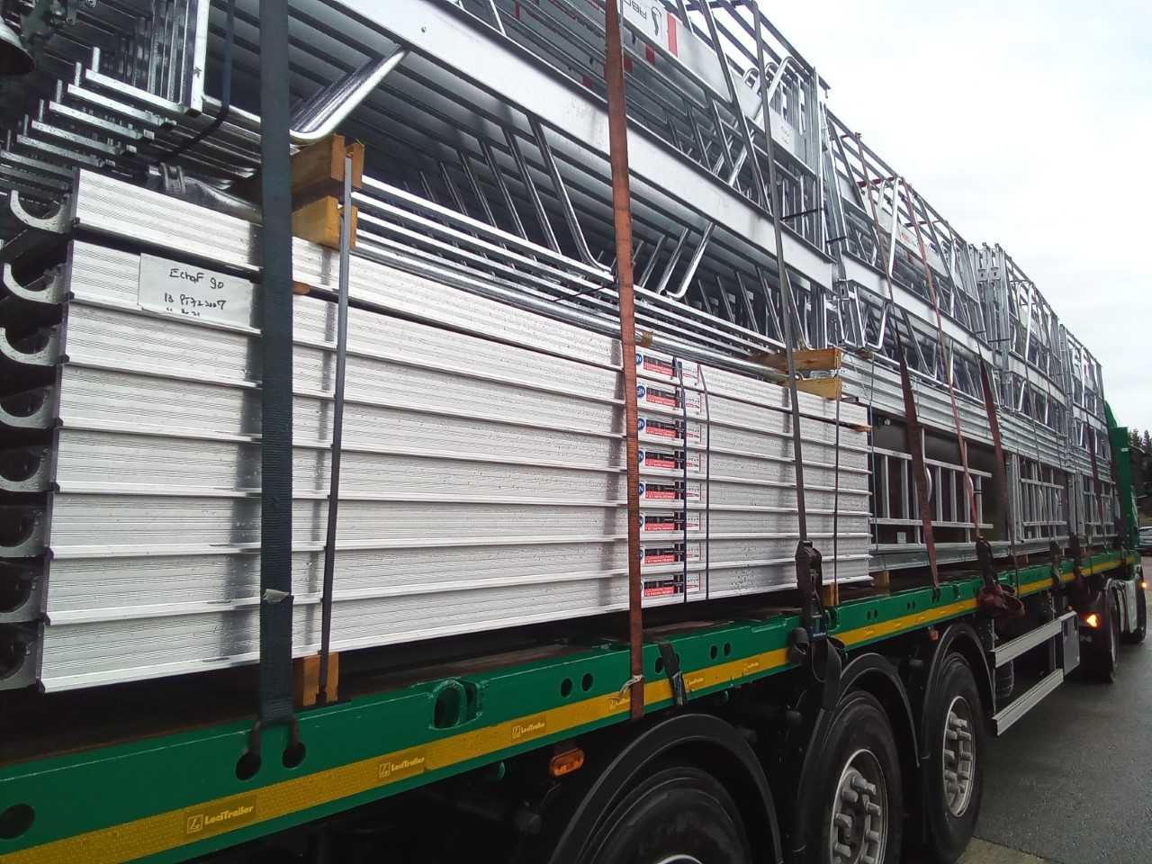 Camion avec échafaudage plié