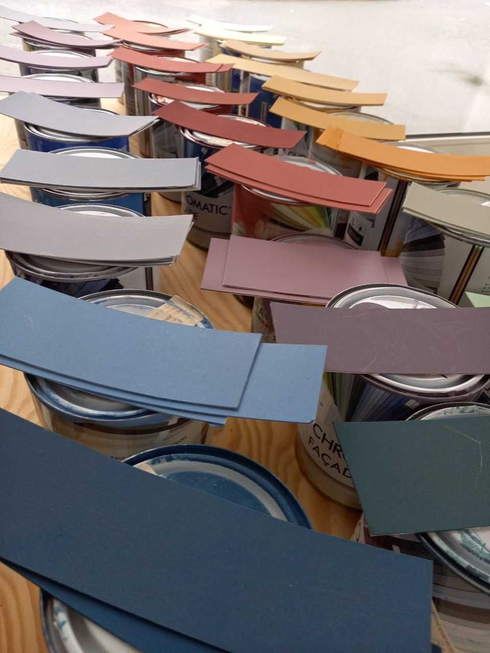 Papier de couleurs différentes sur pot de peinture