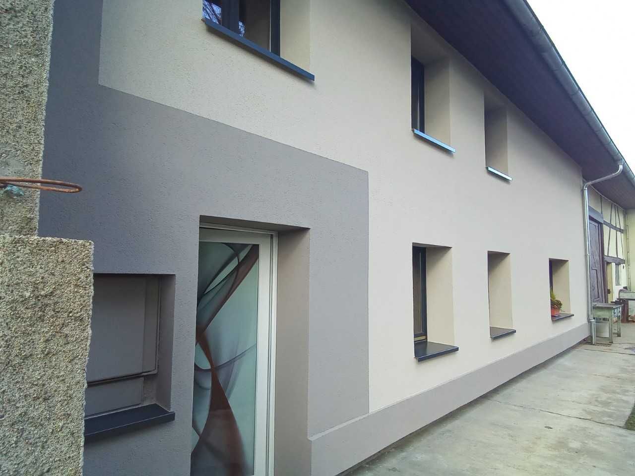 Façade grise et beige d'un immeuble de petite taille