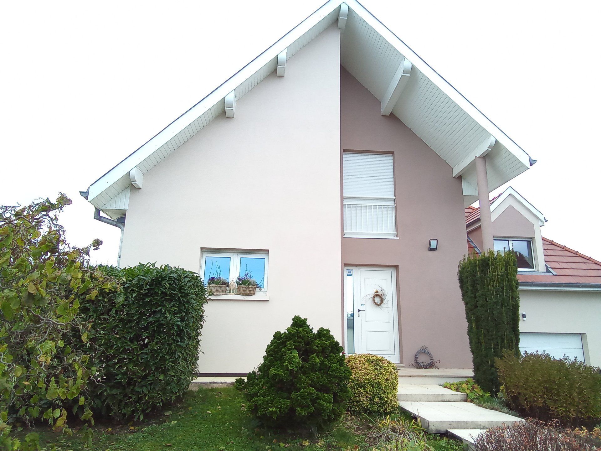 Maison avec façade rose et marron