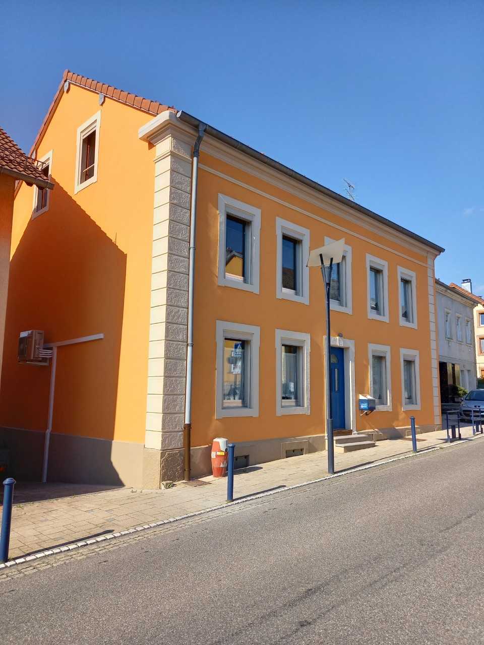 Façade d'immeuble orange