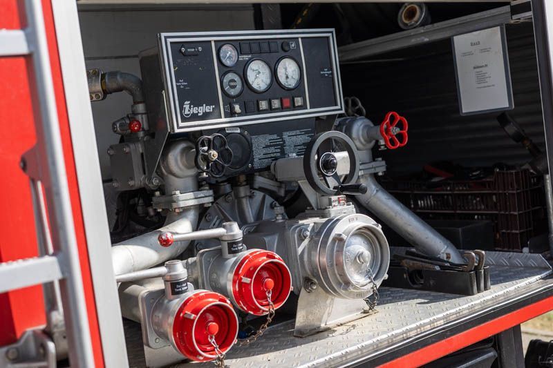 Wasserpumpe für Feuerwehrautos mit Messgeräten und Ventilen.