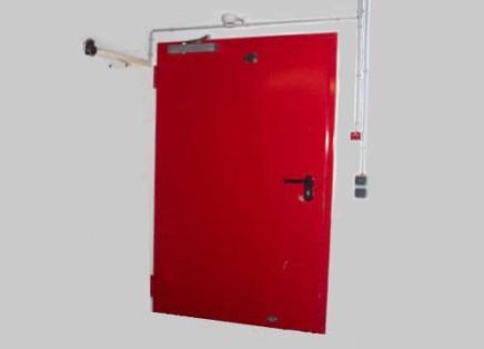 Rote Brandschutztür mit automatischem Schließmechanismus.
