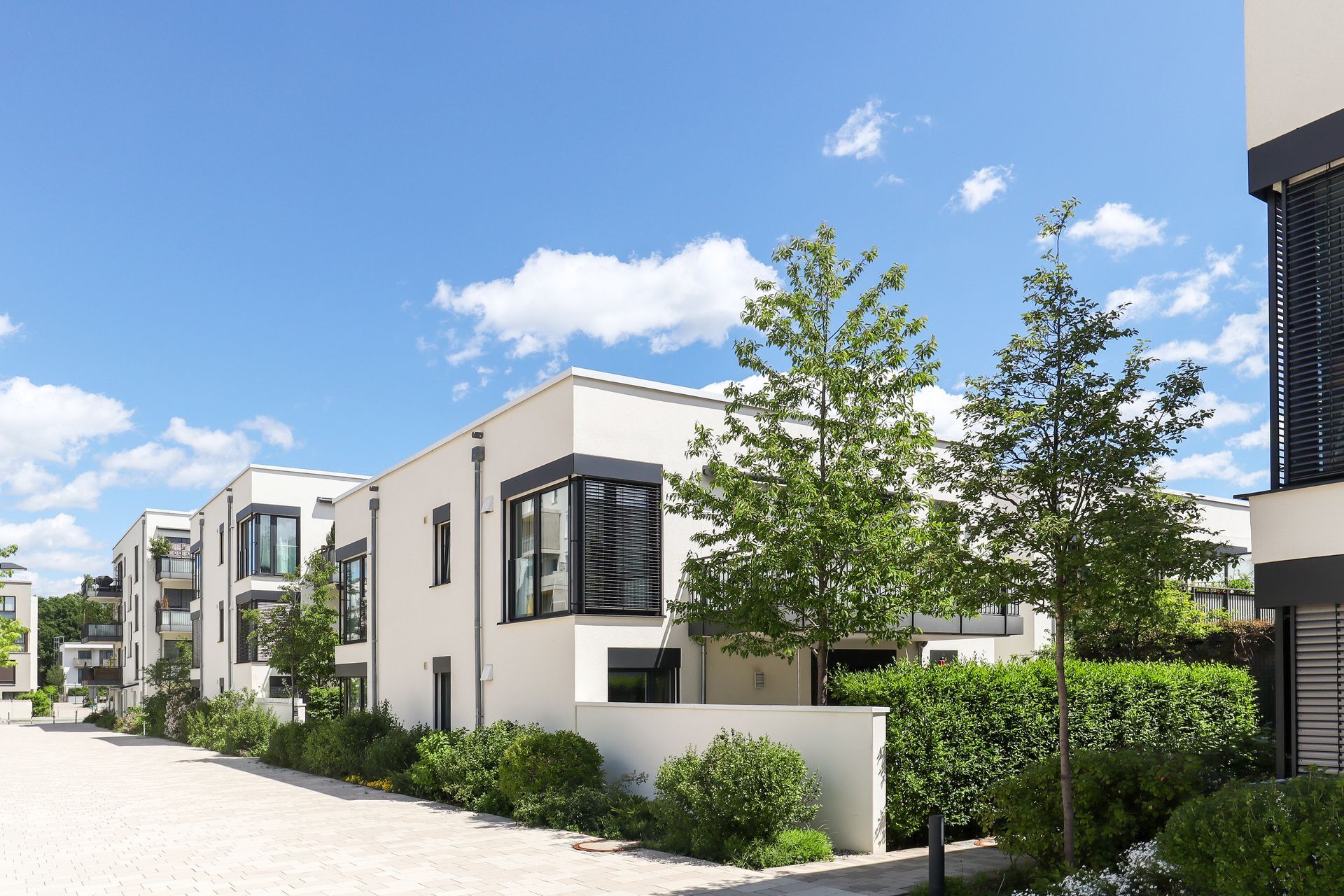 Résidence avec maisons blanches