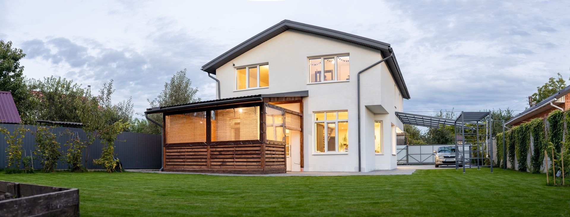 Maison neuve blanche avec avancée en bois