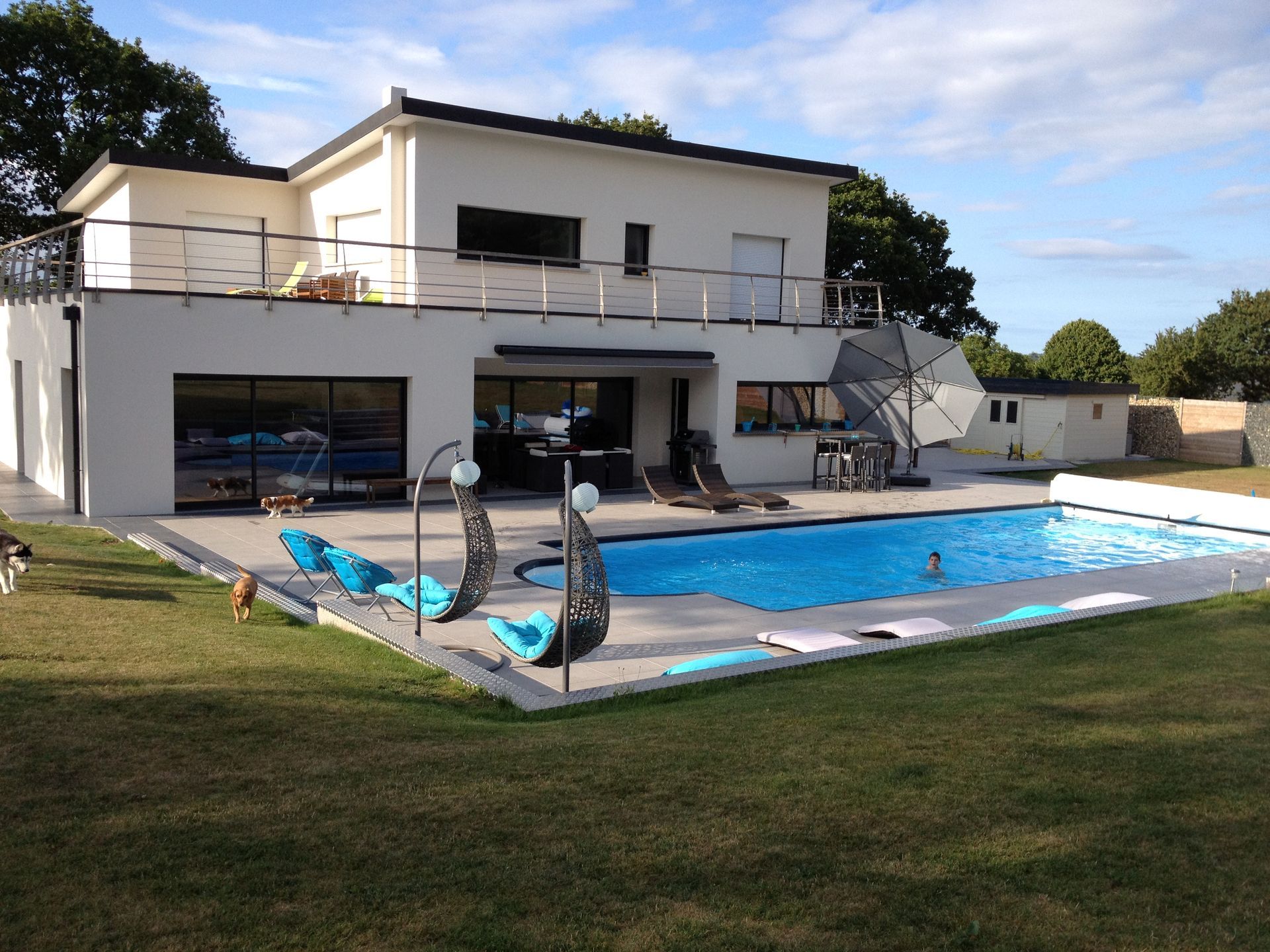 Maison neuve avec grande piscine en extérieur