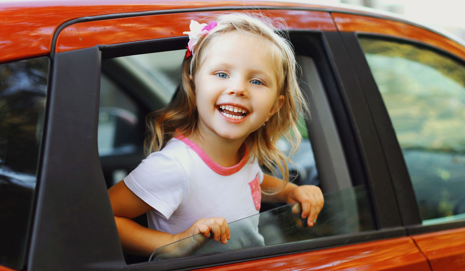 Photo d’une petite fille dans un taxi
