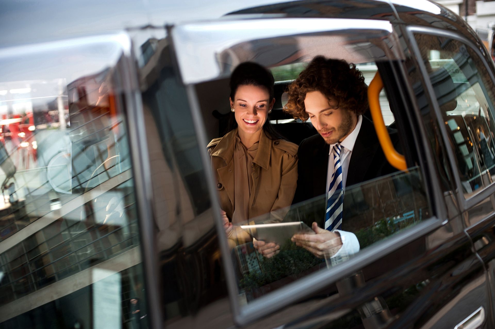 Photo de deux collègues de travail dans un taxi