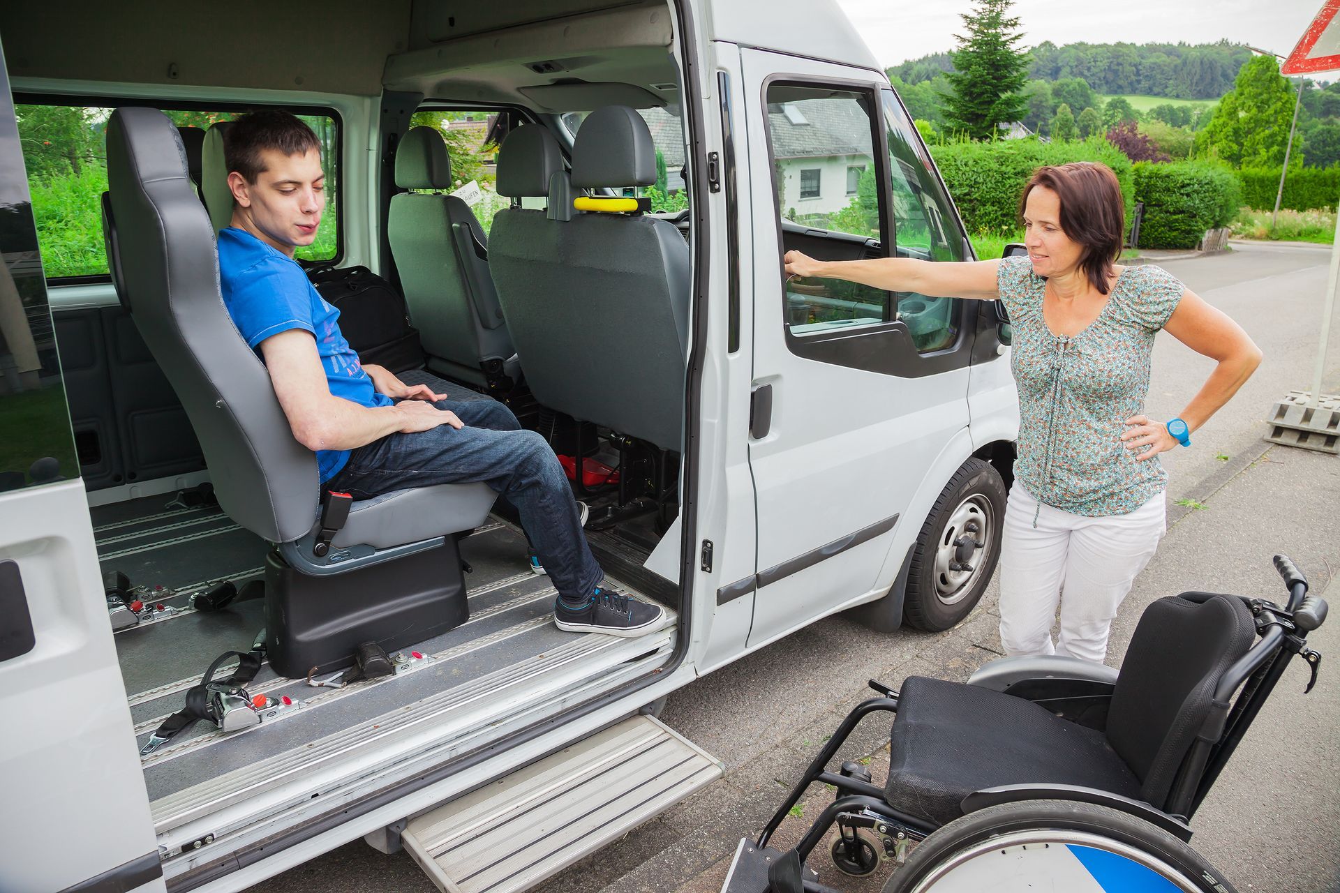 Enfant en situation de handicap assis dans un minibus