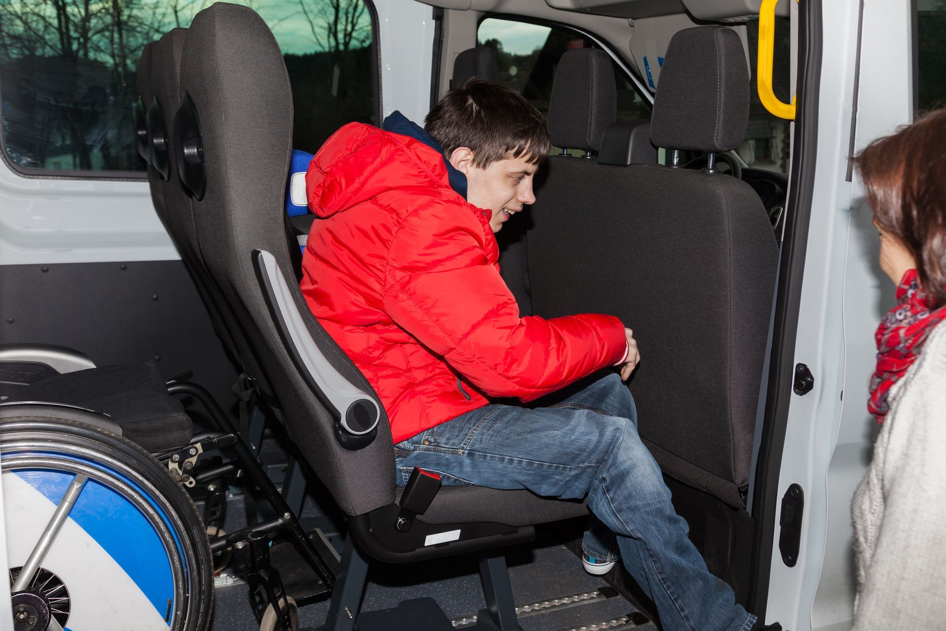 Enfant en situation de handicap dans un véhicule adapté