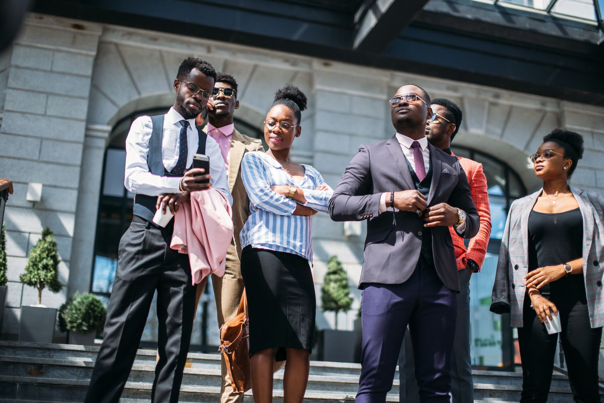Un groupe attend un taxi pour se rendre à un événement