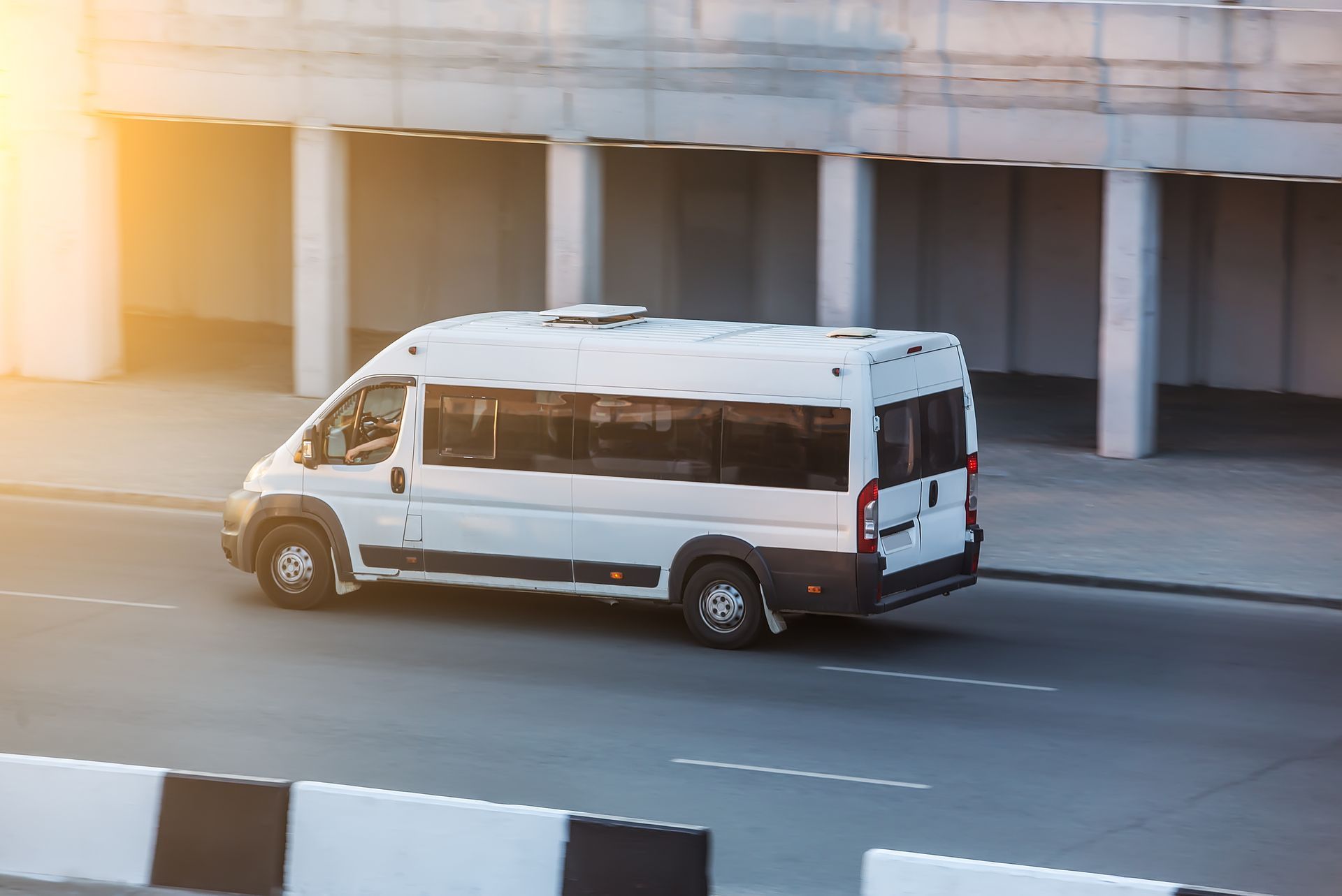 Minibus blanc roulant en ville