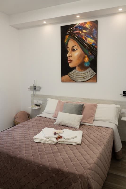 Un dormitorio con dos camas y un ventilador de techo.