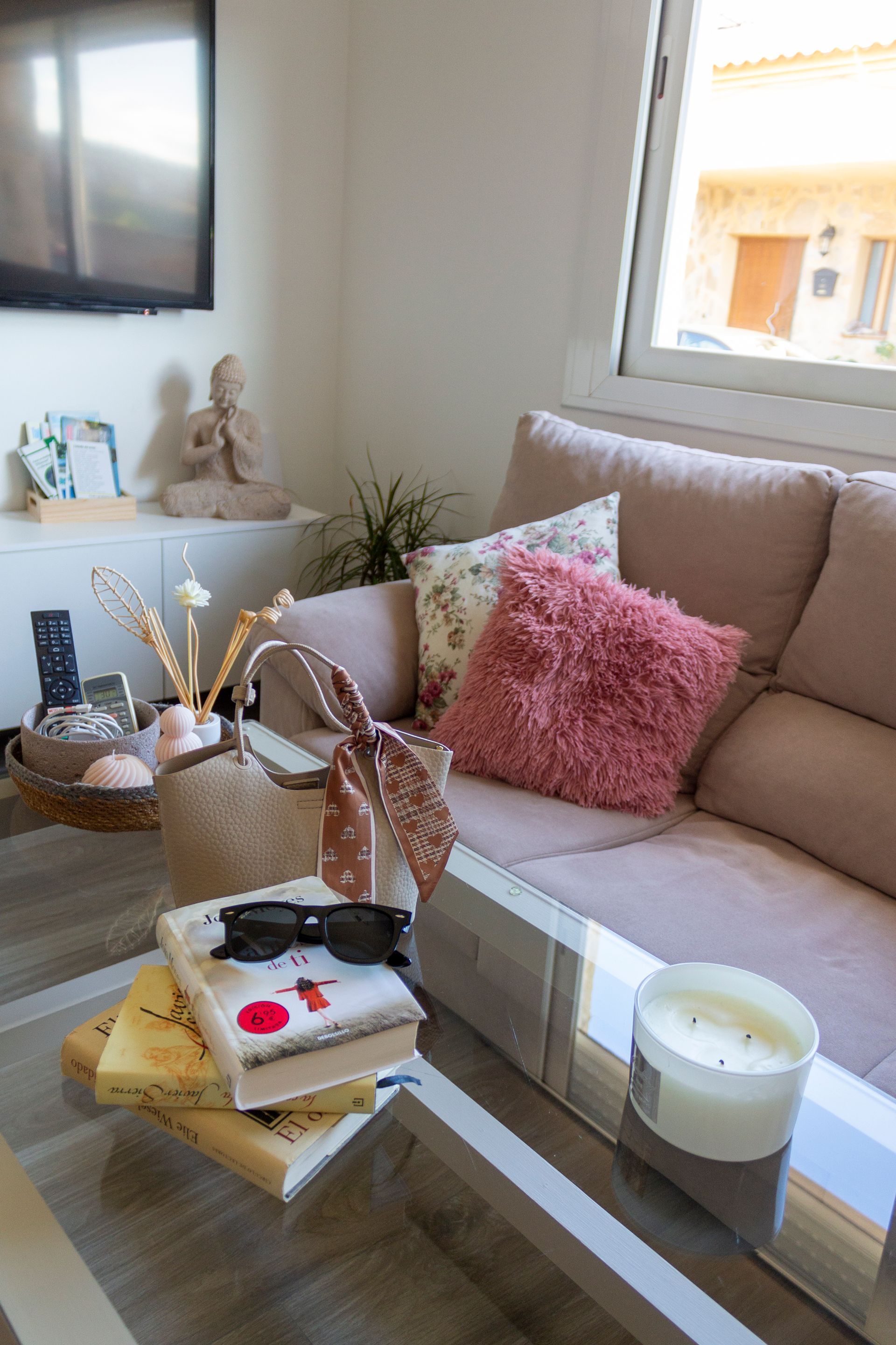 Una sala de estar con sofá, sillas, mesa de café y televisión.