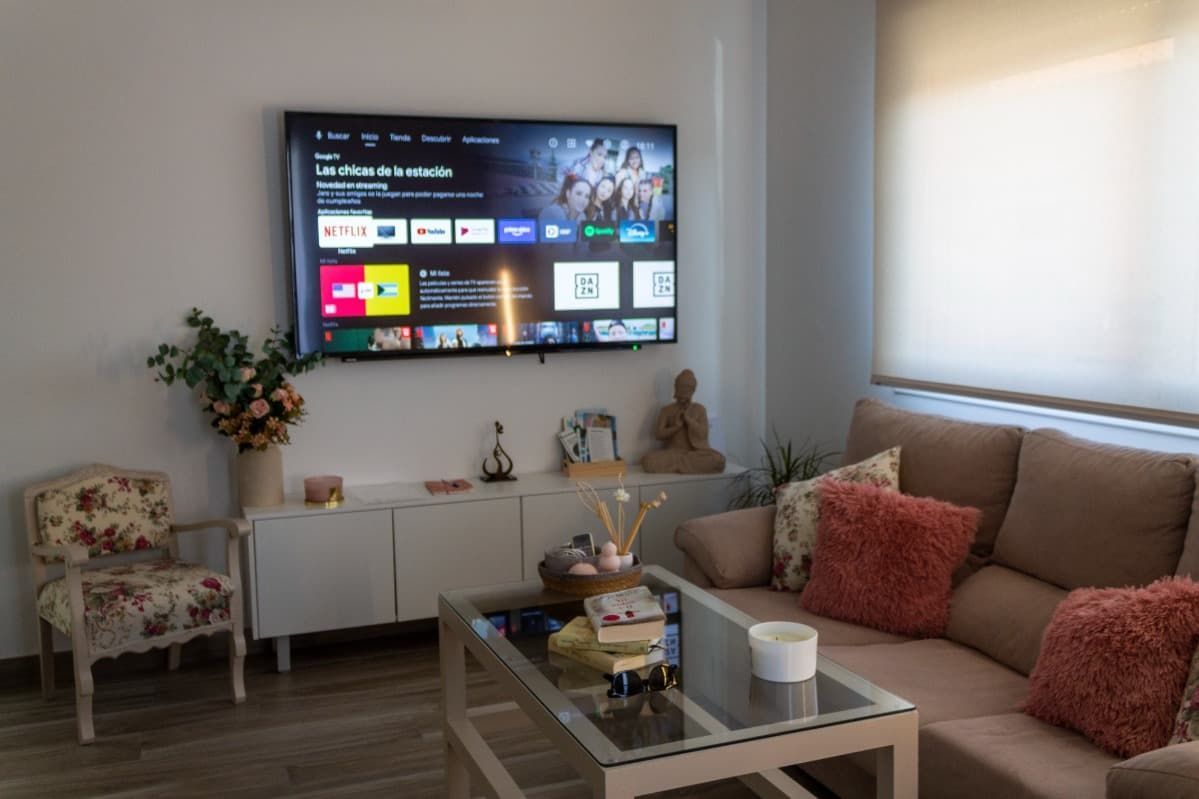 Una sala de estar con un sofá y un televisor de pantalla plana.