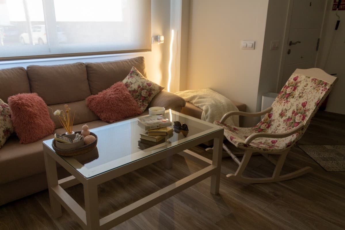 Una sala de estar con un sofá y una mecedora.