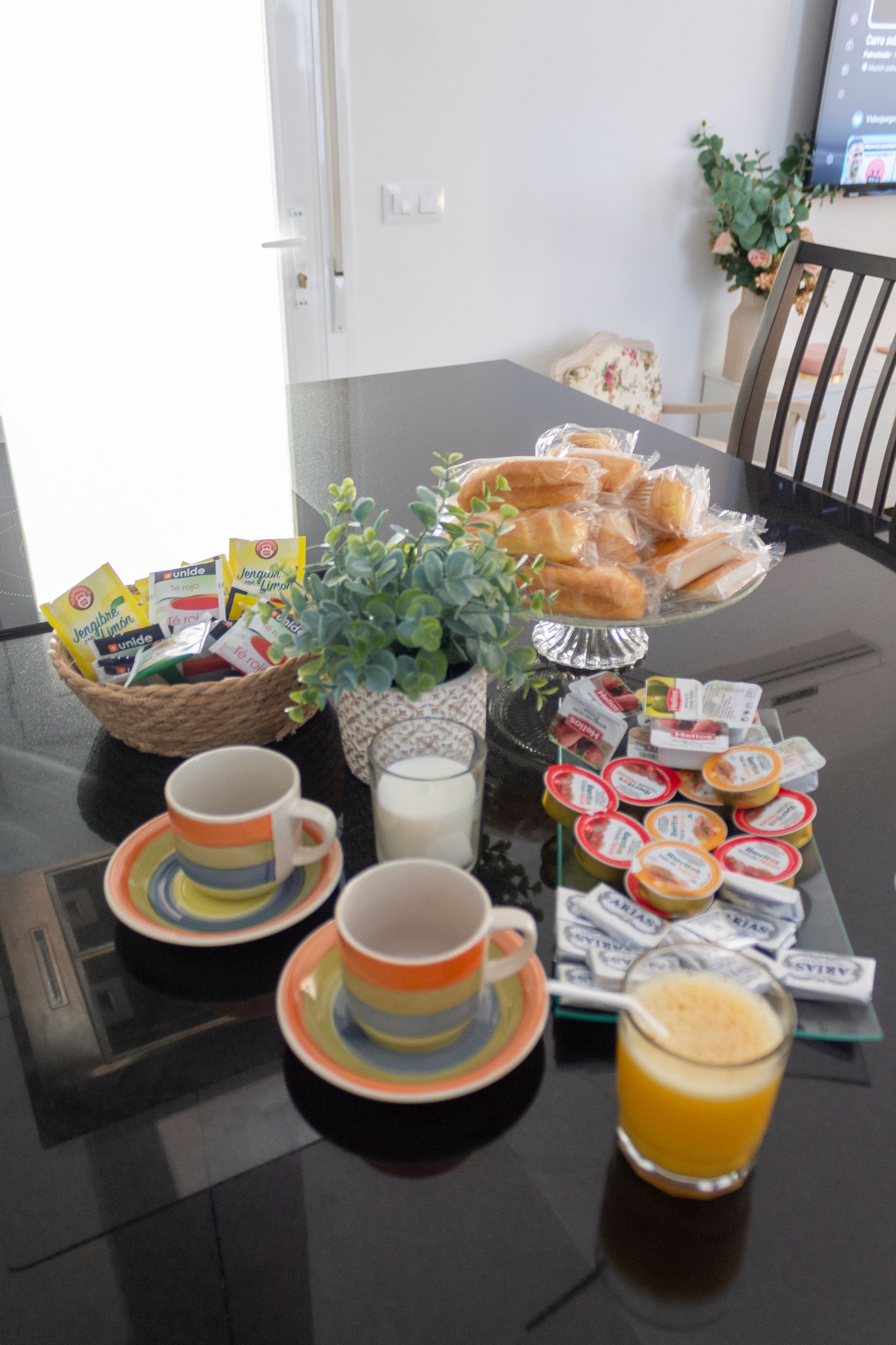 Una sala de estar con una gran isla en el medio.