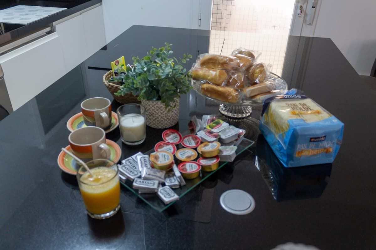 Una mesa con una variedad de comidas y bebidas sobre ella.