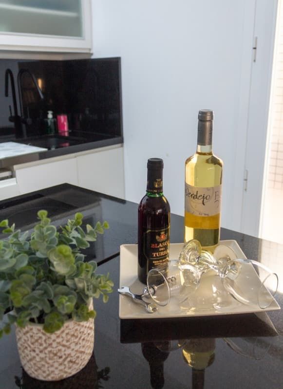 Una sala de estar con una gran isla en el medio.