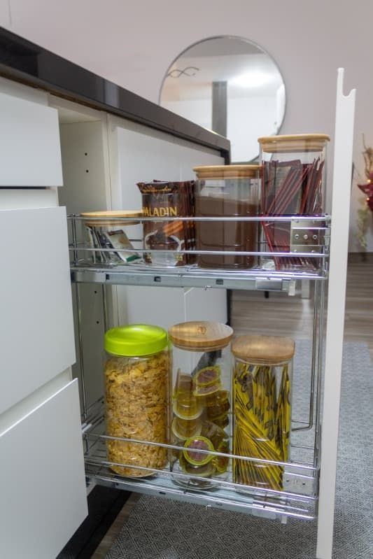 Una cocina con electrodomésticos de acero inoxidable y un reloj en la pared.