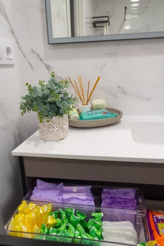 Un baño con ducha a ras de suelo y un inodoro.