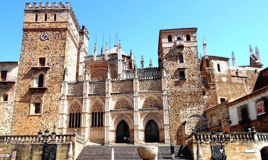 Un gran edificio de piedra con escaleras que conducen hasta él.