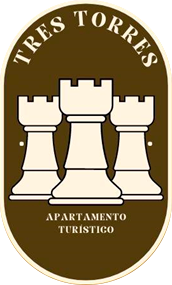 Un logotipo para apartamentos Tres Torres con tres piezas de ajedrez.